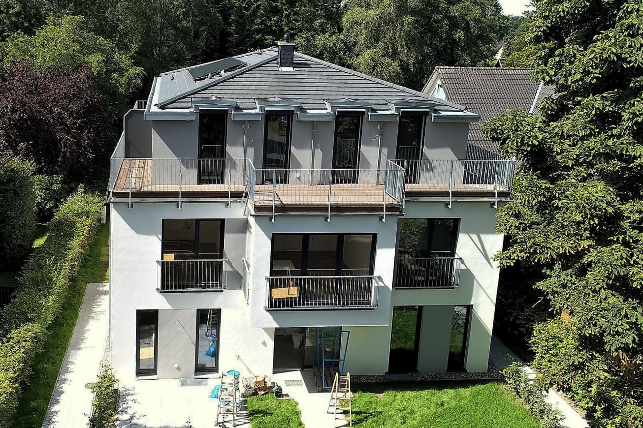 Drohnenansicht des  Neubauzinshaus in Hamburg-Volksdorf